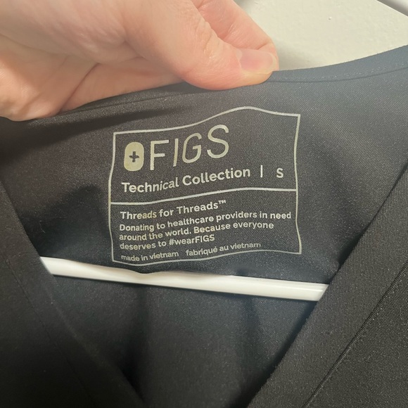 Figs Women Black V-Neck Short Sleeve Scrub Top - Picture 2 of 3